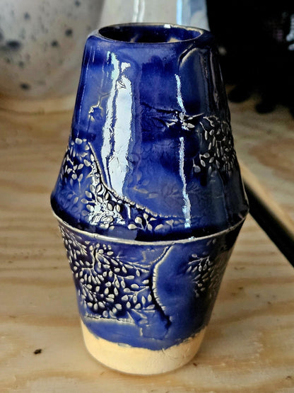 Handgemaakt Blauw Keramiek Vaasje met Bladreliëf – 10 cm