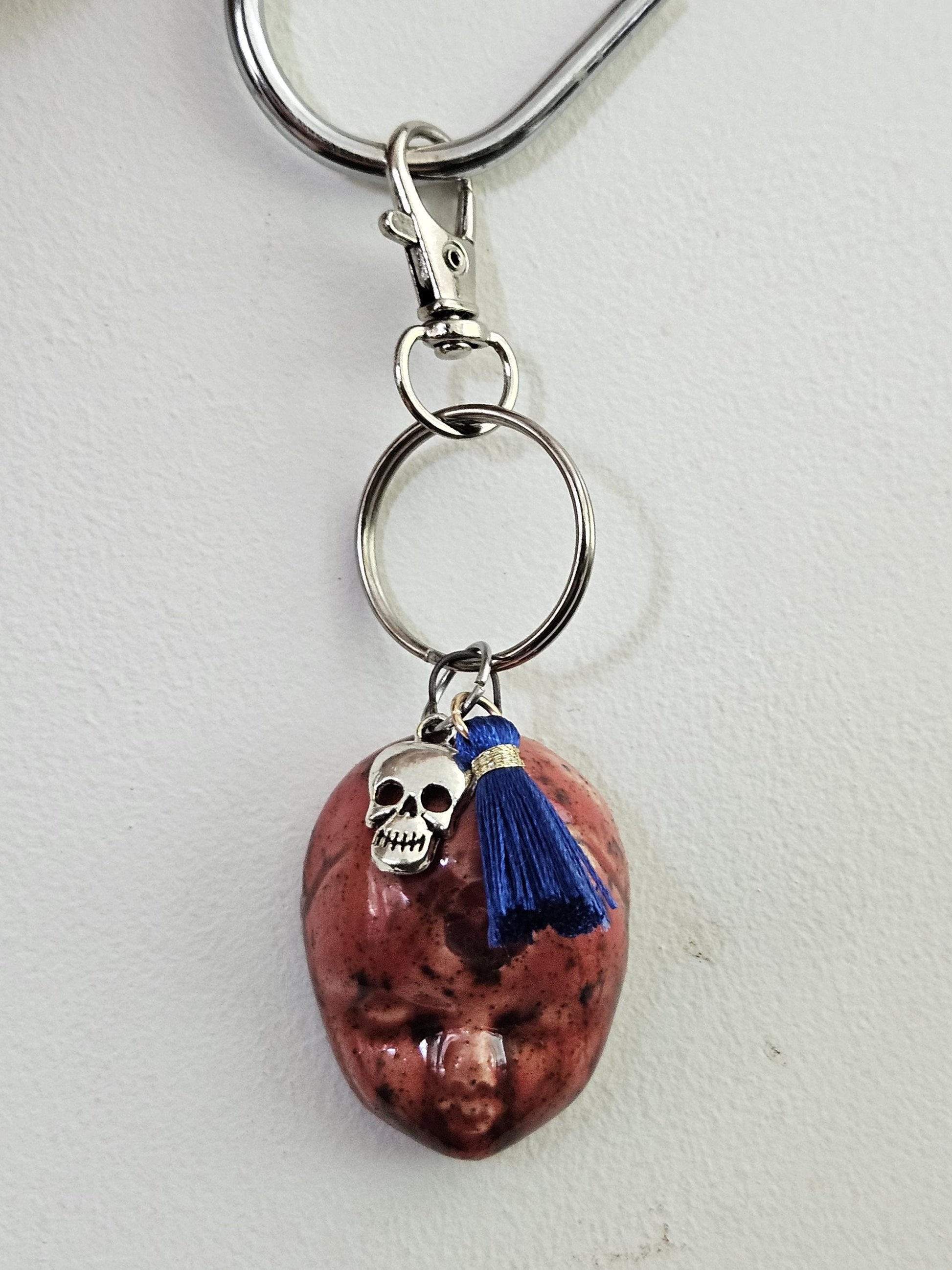Gothic Baby Skull Keychains – Eerie Staring Ceramic Charms, 4×3 cm, various designs