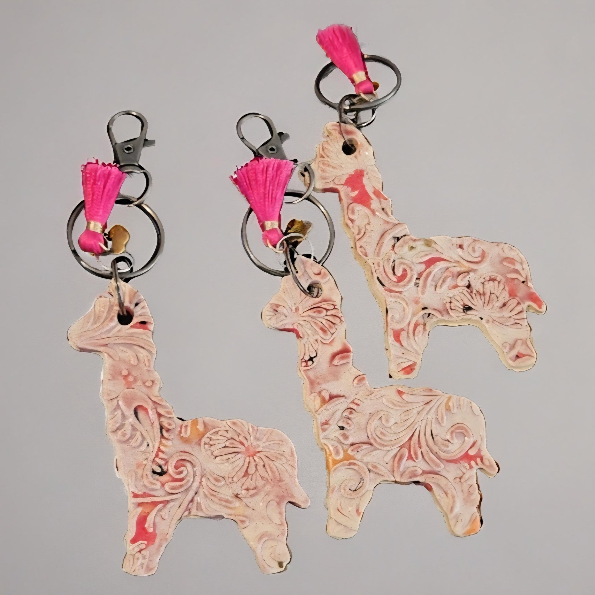 Alpaca Ornament Keychain – Embossed Ceramic Charm with Pink Tassel
