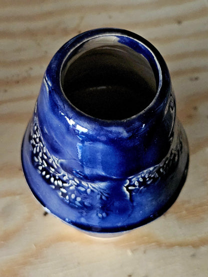 Handgemaakt Blauw Keramiek Vaasje met Bladreliëf – 10 cm