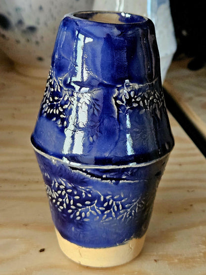 Handgemaakt Blauw Keramiek Vaasje met Bladreliëf – 10 cm