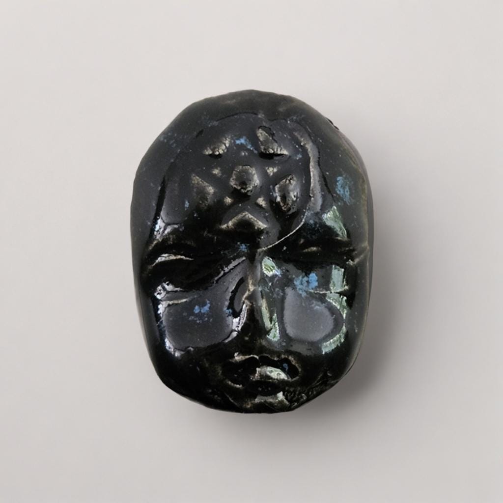 Occult Baby Face Magnet – Handmade Ceramic, 4x3 cm, Dark & Disturbing Decor