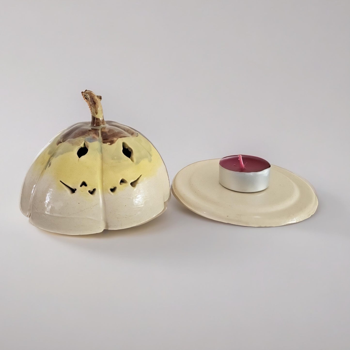 Harvest Pumpkin Tealight – Ceramic Halloween Lantern, Ø11×8 cm