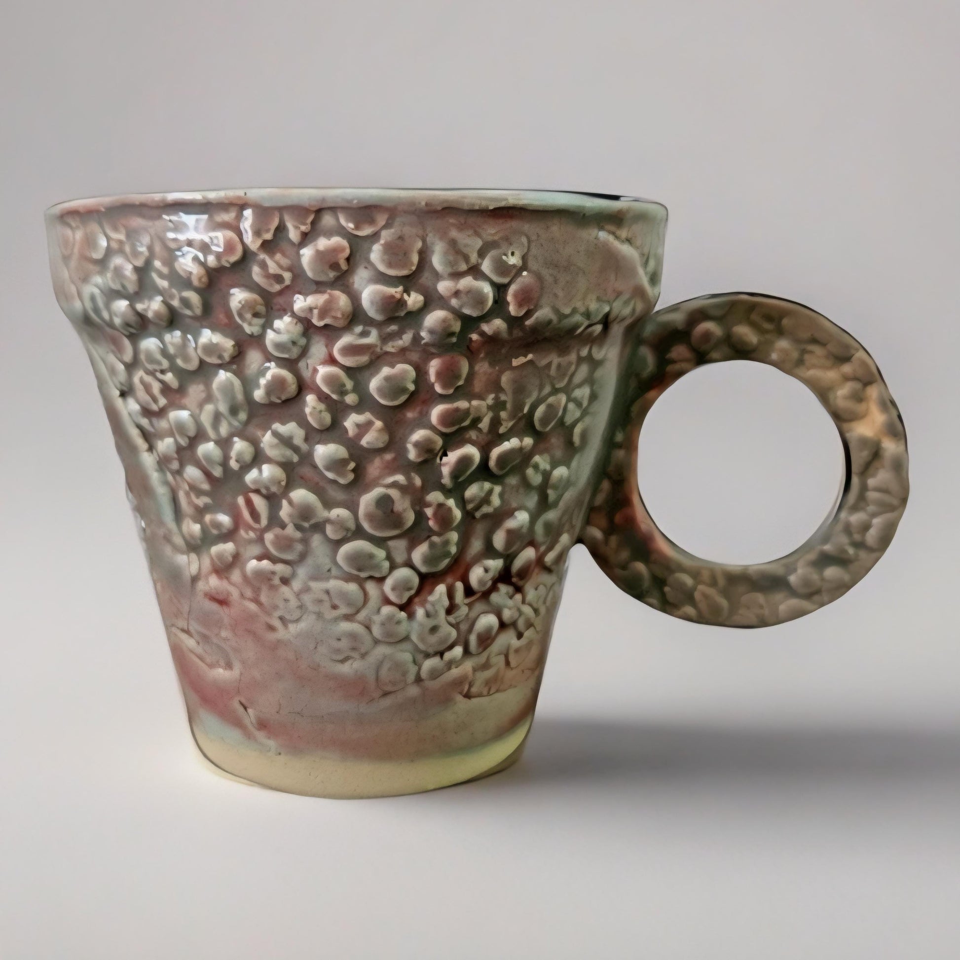 Yard of Bones Ceramic Coffee Mug – Shadows of Life Carved in Clay, Ø8×7.5 cm