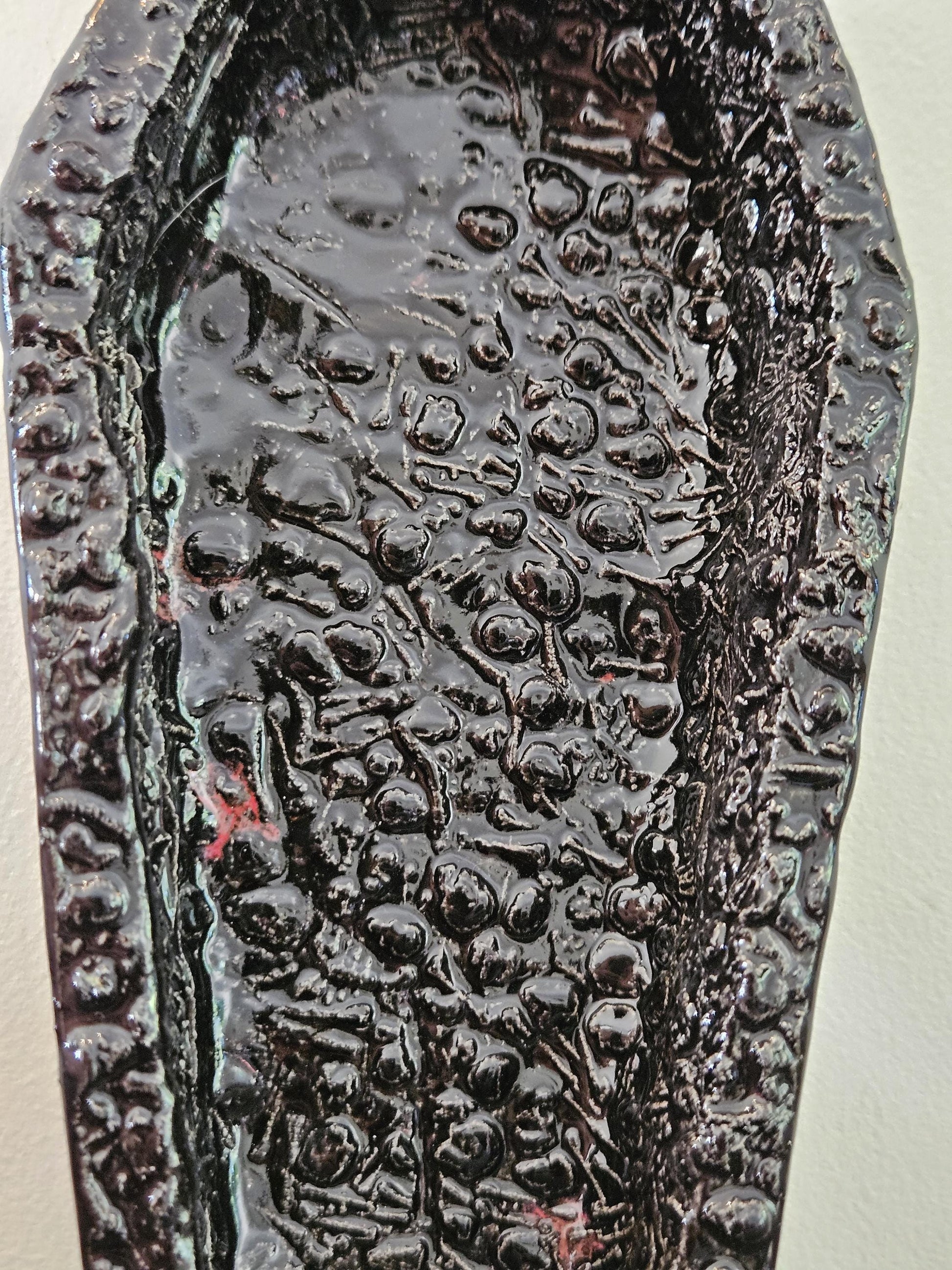 Skulls & Bones Ceramic Trinket Coffin – Obsidian Ceramic Resting Place, 15×7×2 cm