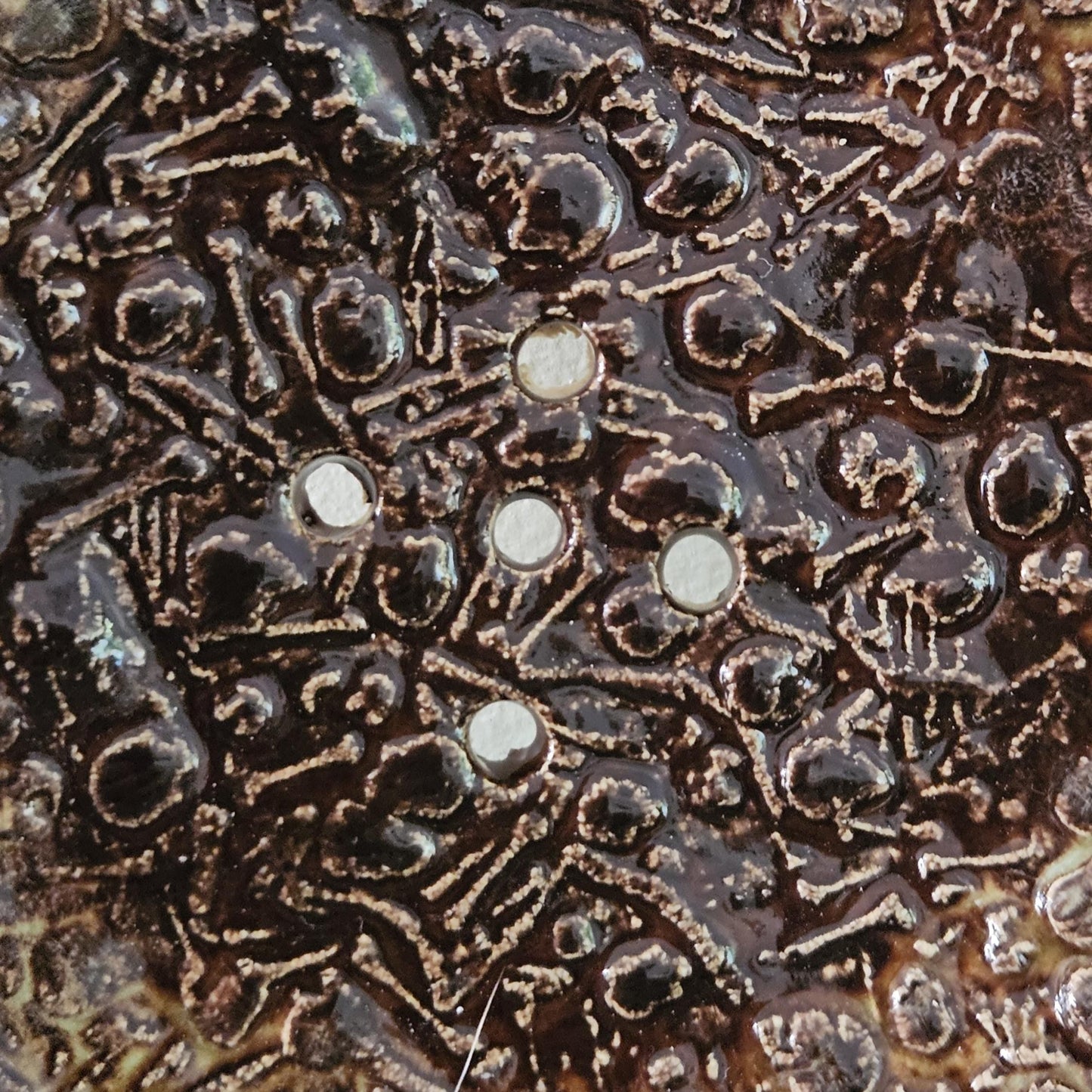 Graveyard Reverie Round Soap Dish – Gothic Ceramic Resting Place, Ø9 cm