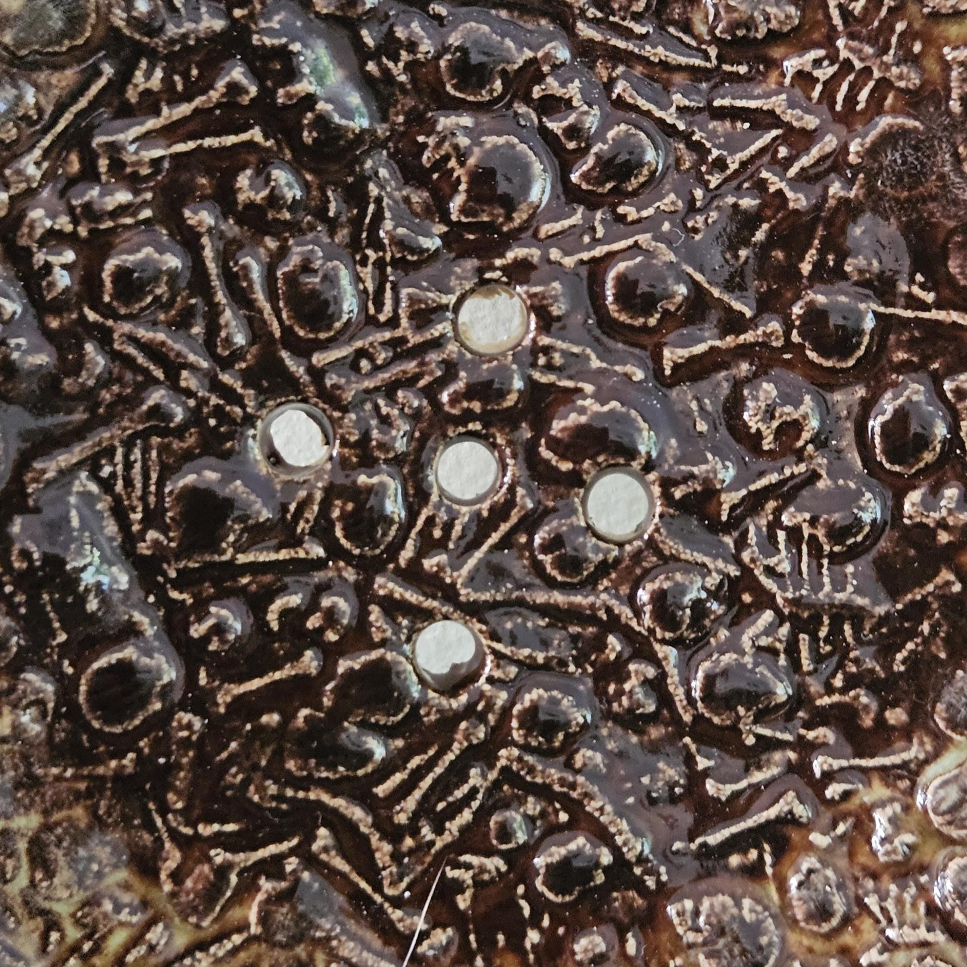 Graveyard Reverie Round Soap Dish – Gothic Ceramic Resting Place, Ø9 cm