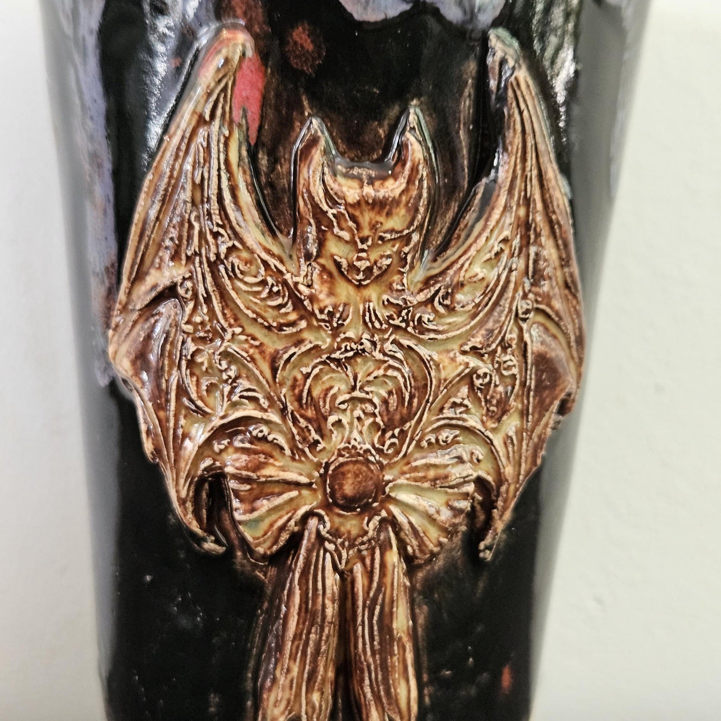 Nocturnal Bat Tumbler – Gothic Ritual Ceramic Vessel, Ø8×12 cm