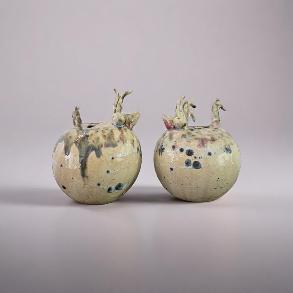 Curious Chicken Ceramic Sculpture – Speckled Charm Vessel, Ø13×11 cm