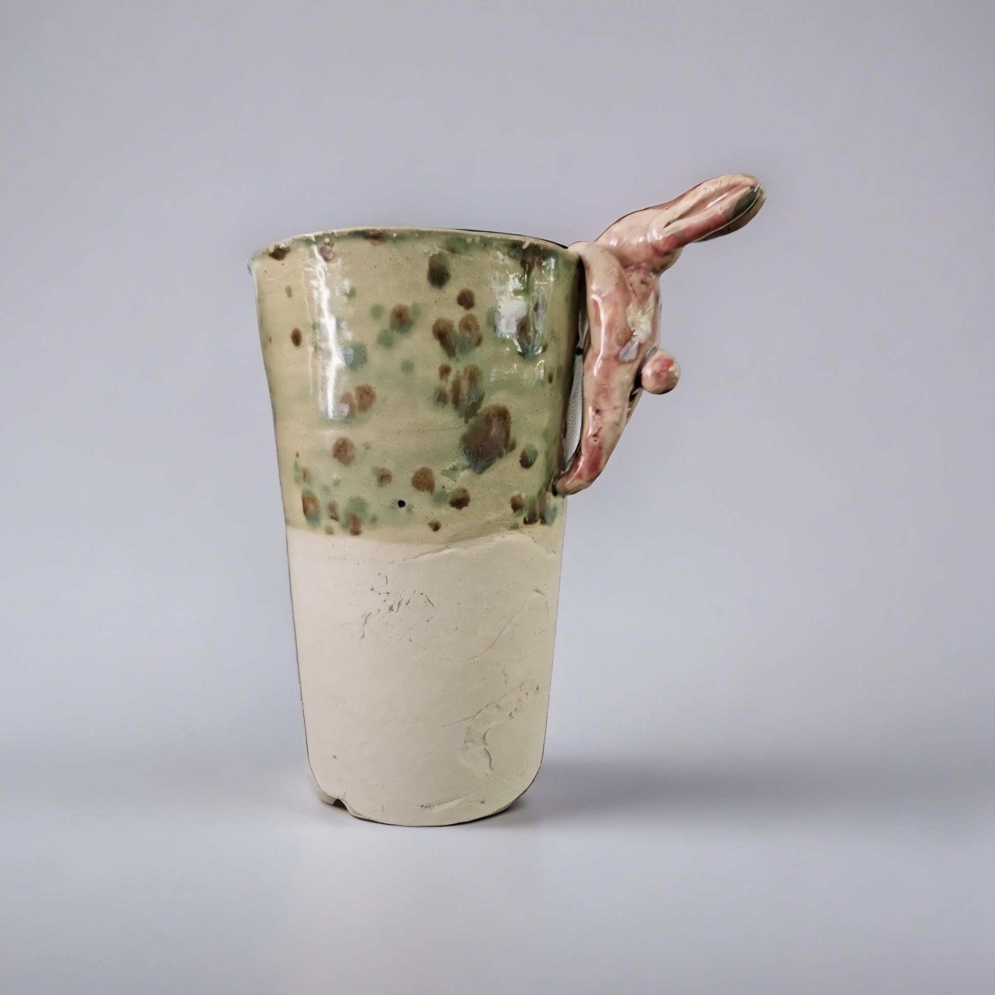 Hanging Hare Tumbler – Symbolic Renewal Ceramic Vessel, Ø8×12 cm