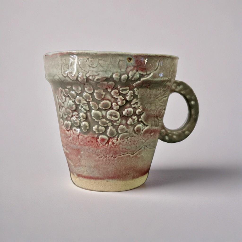 Yard of Bones Ceramic Coffee Mug – Shadows of Life Carved in Clay, Ø8×7.5 cm