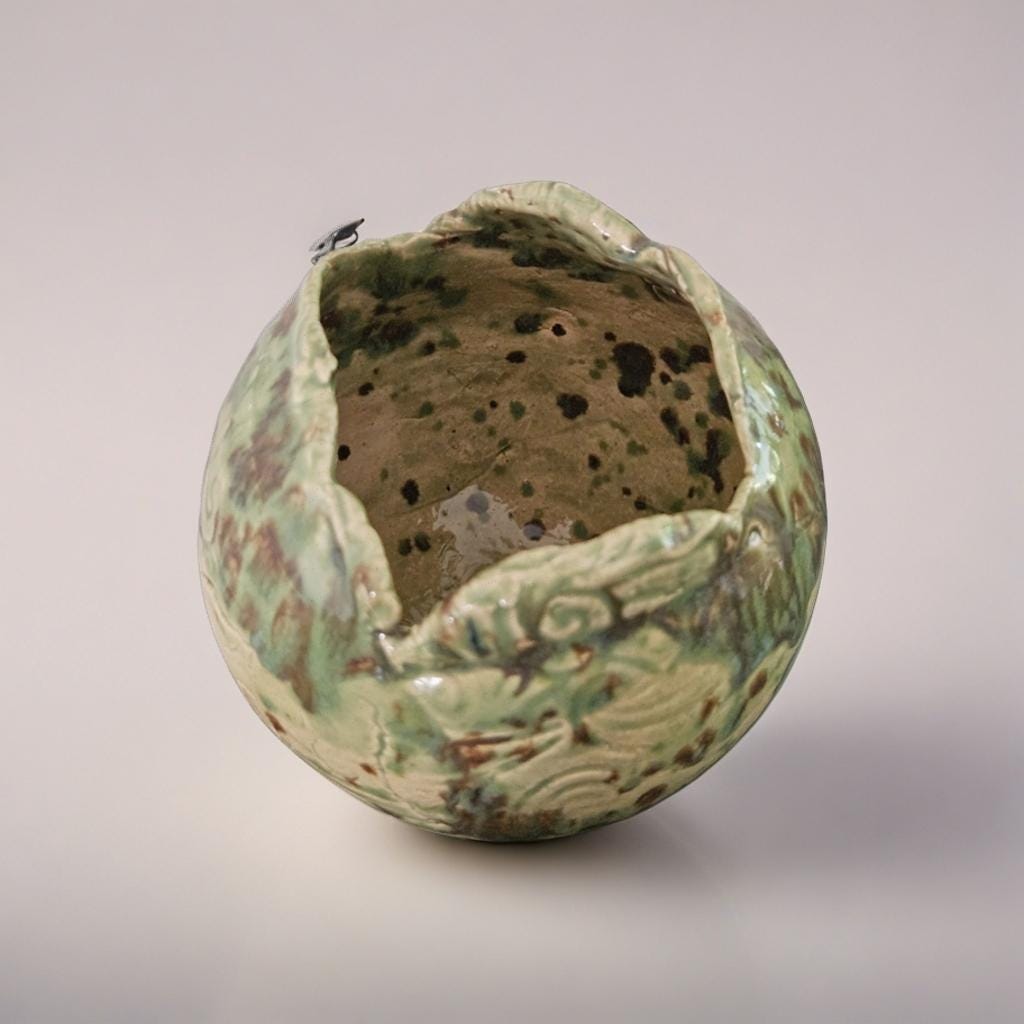 Hatching Sphere Ceramic Planter – Woodland Leaf-Touched Shell, Ø11×11 cm