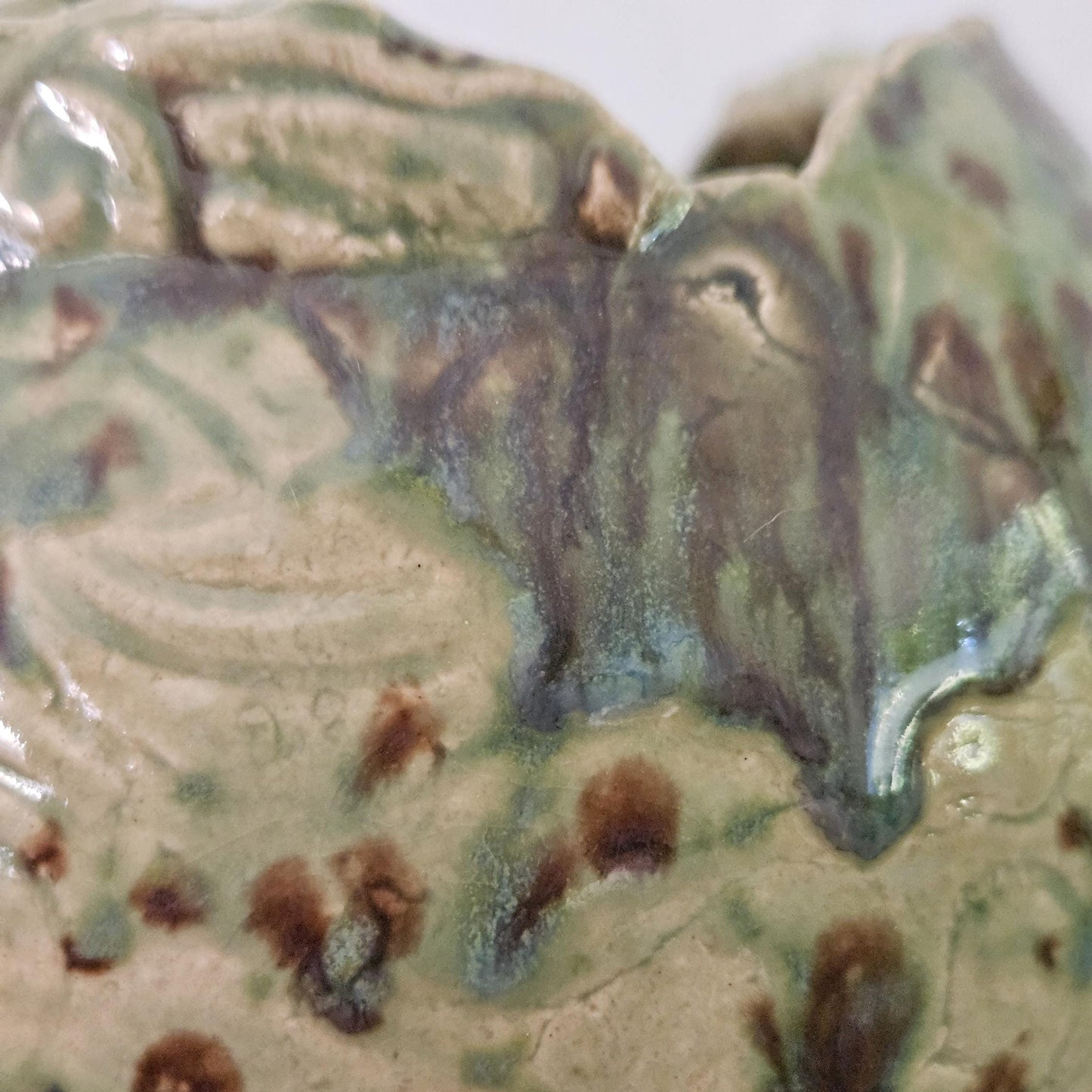 Hatching Sphere Ceramic Planter – Woodland Leaf-Touched Shell, Ø11×11 cm