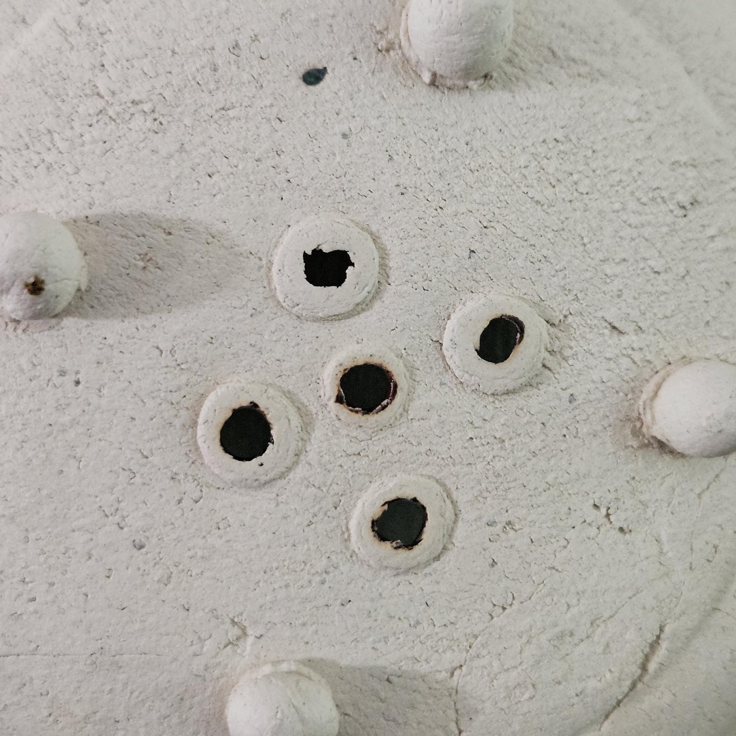 Graveyard Reverie Round Soap Dish – Gothic Ceramic Resting Place, Ø9 cm