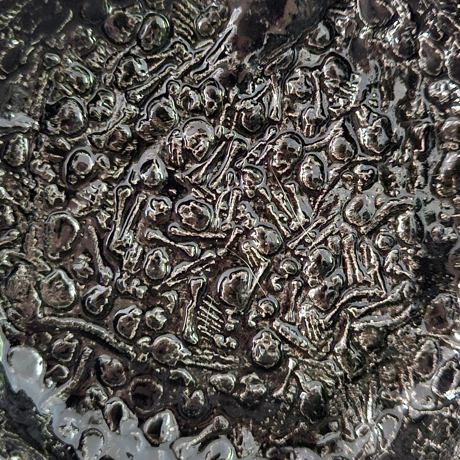 Graveyard of Bones Trinket Dish – Ceramic Macabre for Keepsakes, Ø10×2 cm