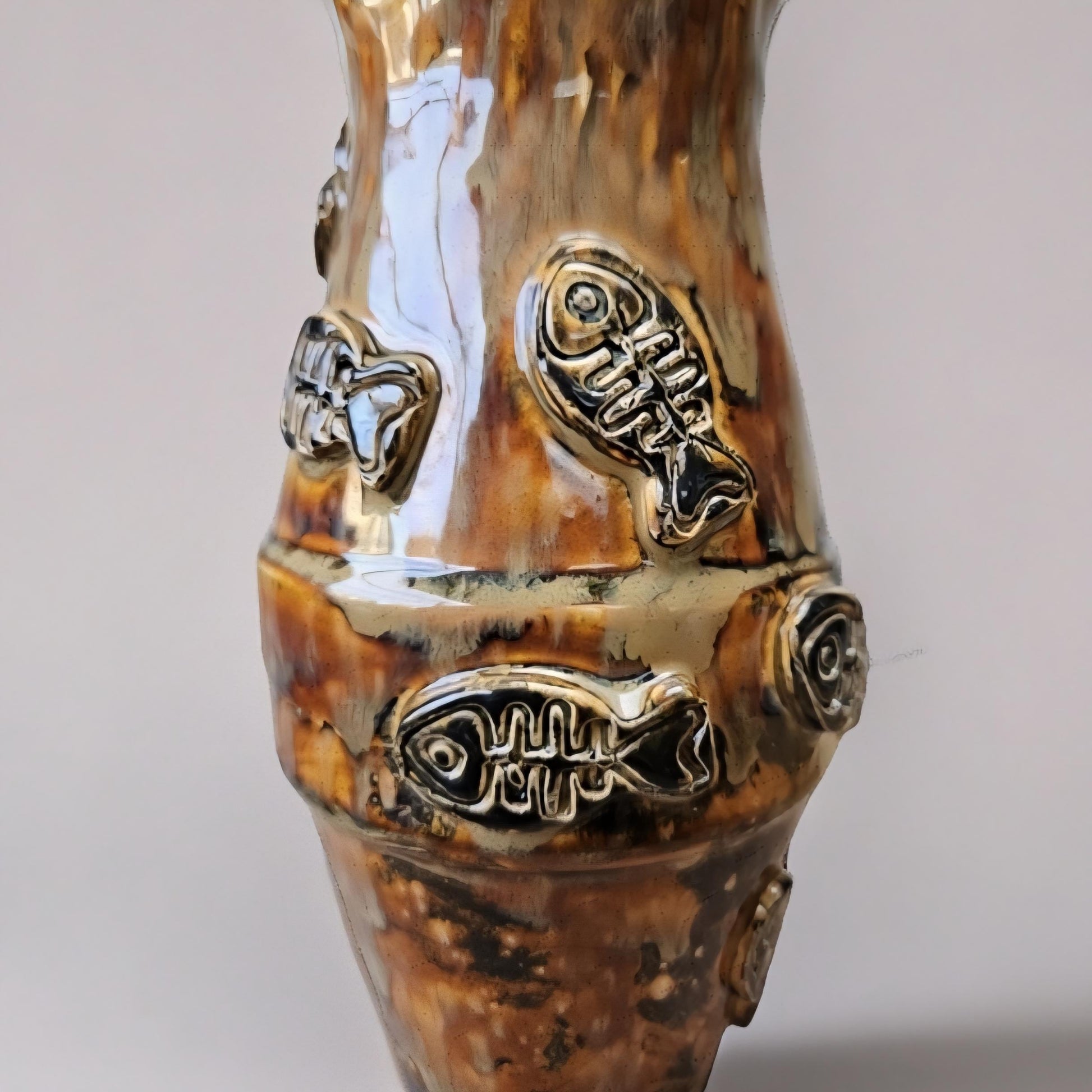 Earthfire Medium Ceramic Vase – Amber Glazed Fishbone Vessel, Ø11×20 cm by Red Raven Pottery