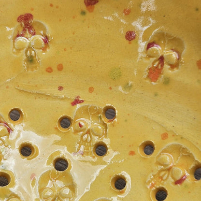 Skull Motif Ceramic Colander – Sunburst Kitchen Strainer, Ø13.5×7.5 cm by Red Raven Pottery