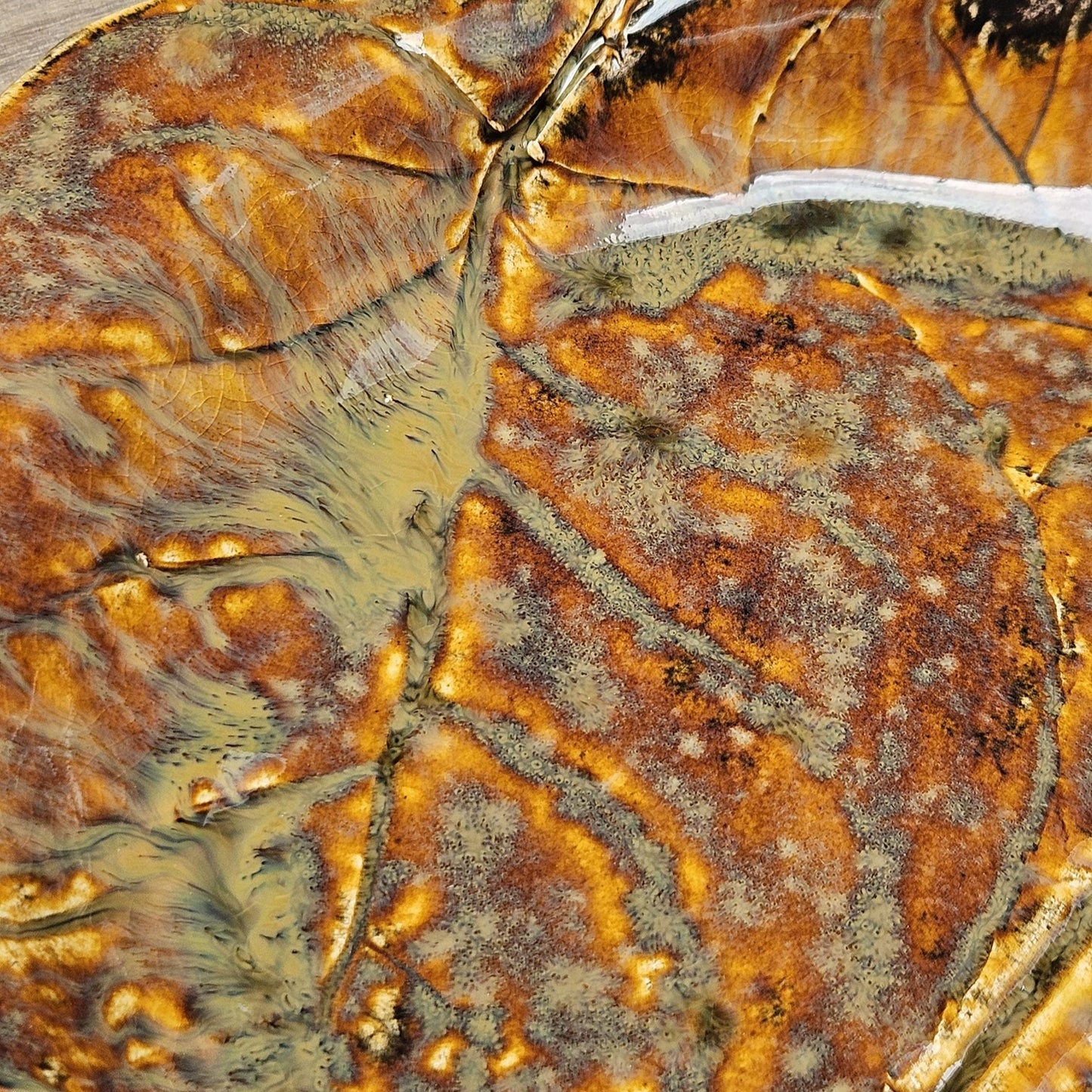 Rustic Leaf Ceramic Dish – Woodland Patterned Plate, Ø17×2 cm by Red Raven Pottery