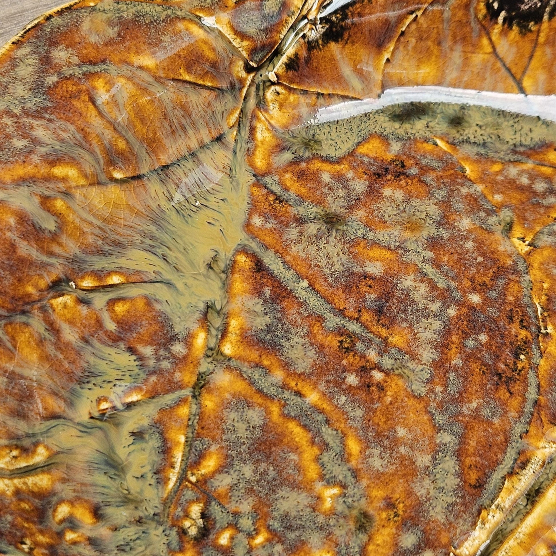 Rustic Leaf Ceramic Dish – Woodland Patterned Plate, Ø17×2 cm by Red Raven Pottery