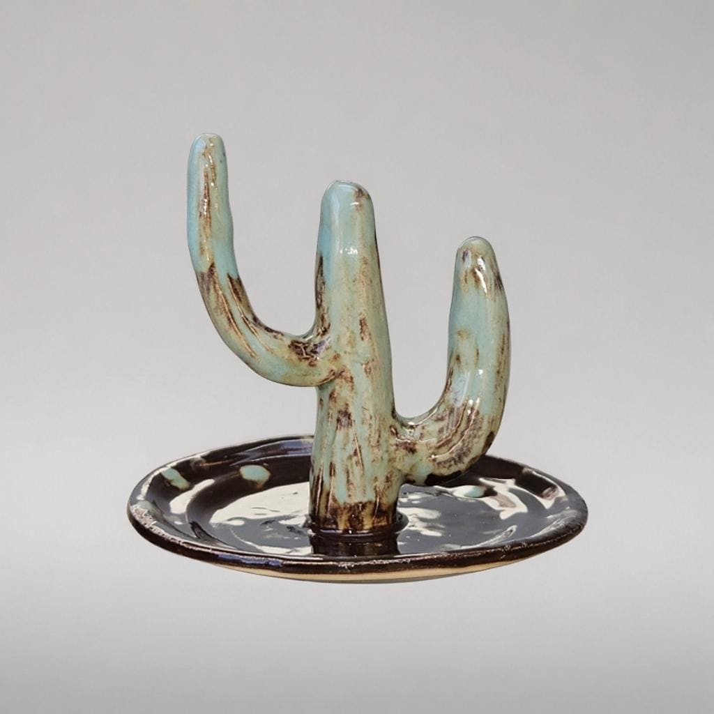 Desert Sentinel Ceramic Ring Keeper – Shrine of Adornments, Ø10×9 cm by Red Raven Pottery