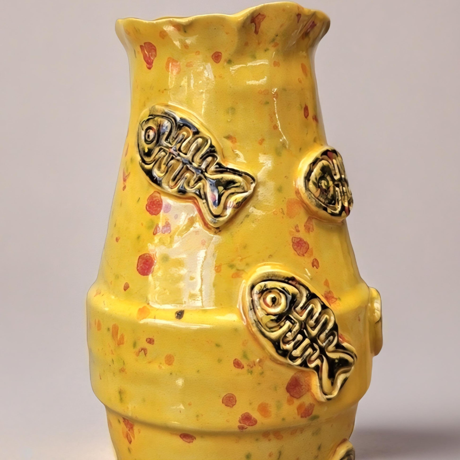 Sunburst Ceramic Vase – Ochre Glazed Fishbone Vessel, Ø9×17 cm by Red Raven Pottery