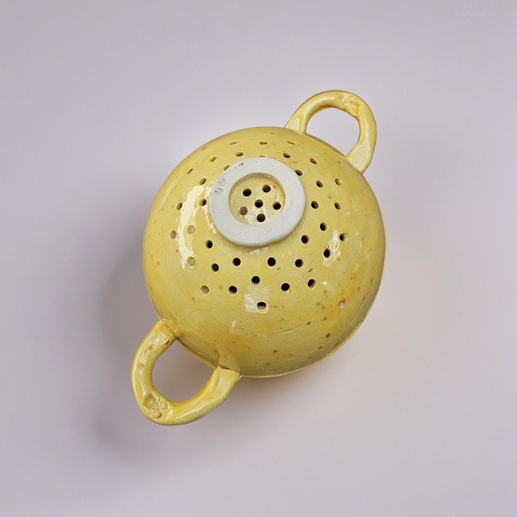 Skull Motif Ceramic Colander – Sunburst Kitchen Strainer, Ø13.5×7.5 cm by Red Raven Pottery