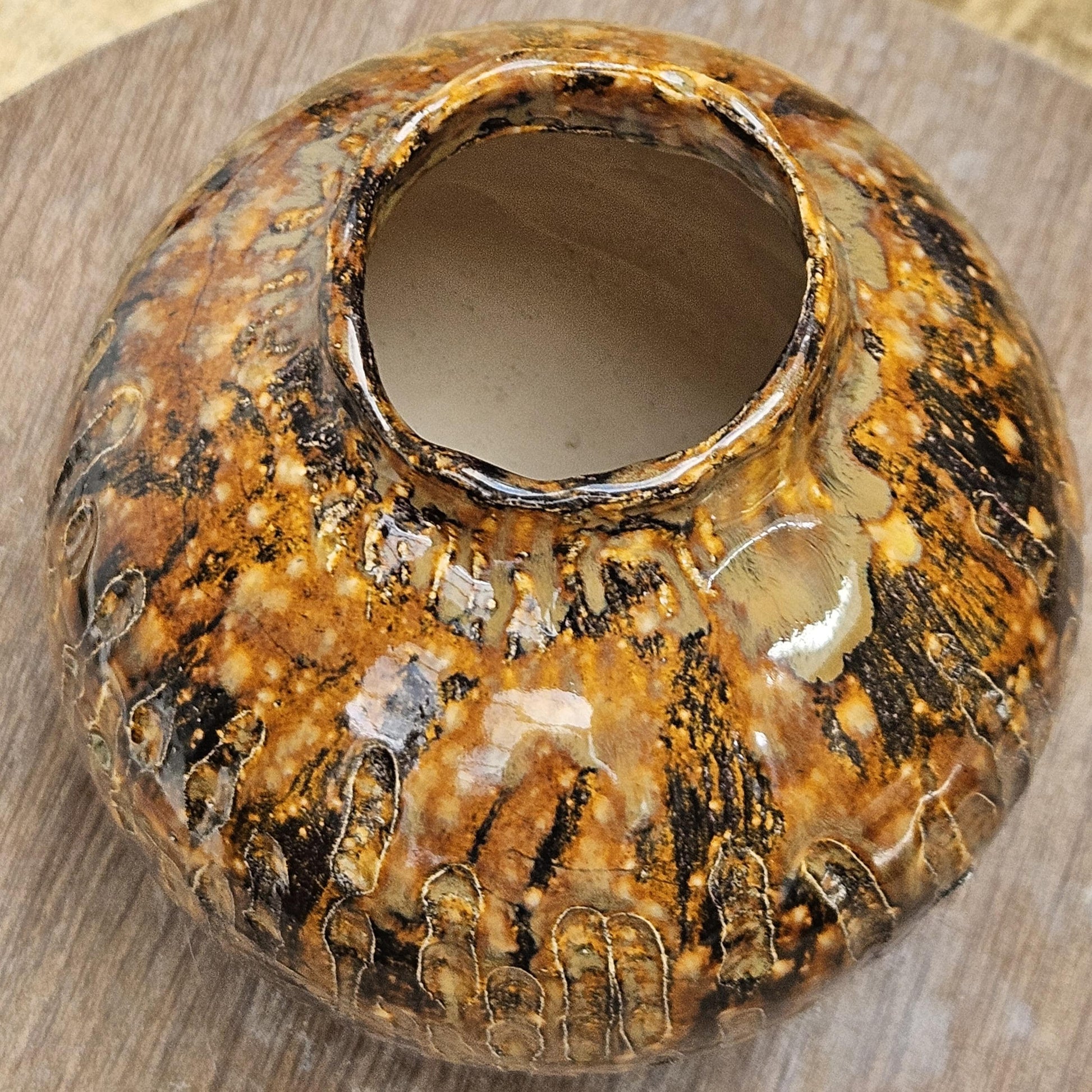 Rustic Relief Ceramic Sphere Vase – Earthen Textured Vessel, Ø13×15 cm by Red Raven Pottery