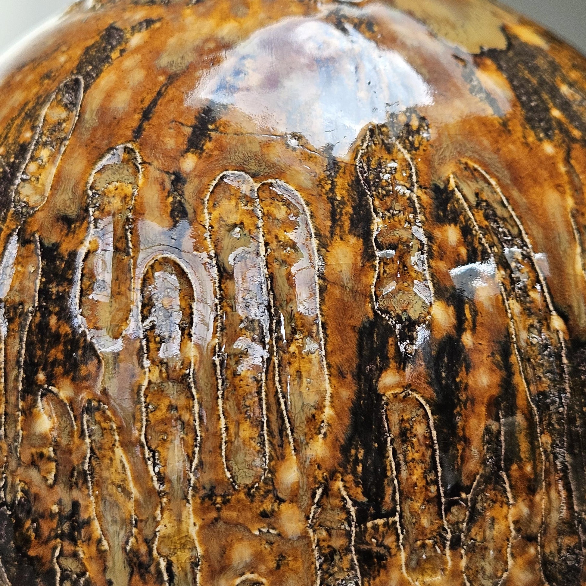 Rustic Relief Ceramic Sphere Vase – Earthen Textured Vessel, Ø13×15 cm by Red Raven Pottery