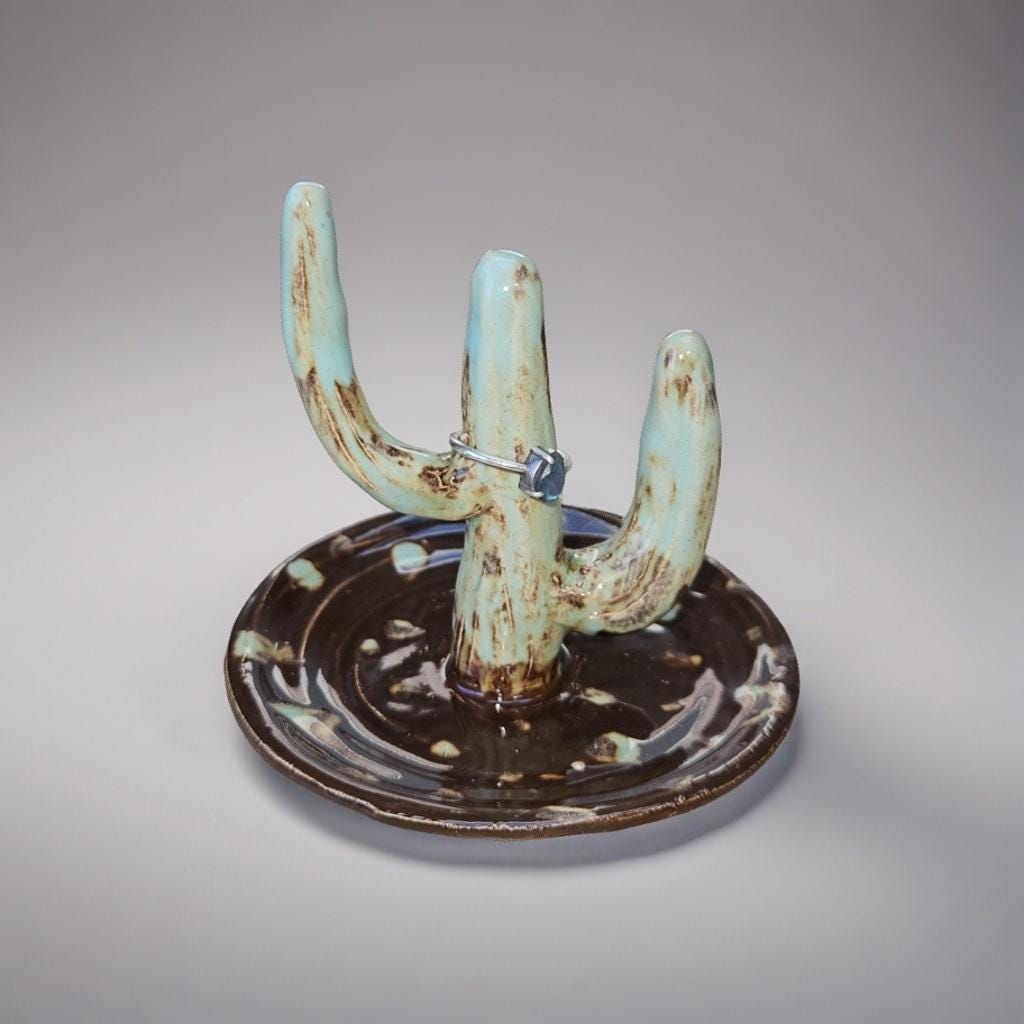 Desert Sentinel Ceramic Ring Keeper – Shrine of Adornments, Ø10×9 cm by Red Raven Pottery
