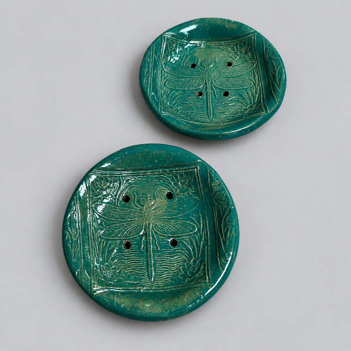 Mossmere Dragonfly Handmade Ceramic Soap Dish – Emerald Waters, Ø10 × 2 cm by Red Raven Pottery