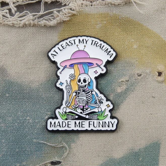 My Trauma Made Me Funny Lapel Pin – Alien Abduction Metal Badge, 2.5 × 3.5 cm