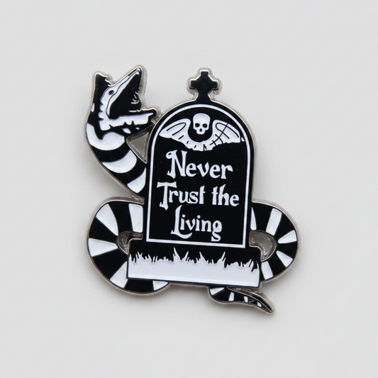 Never Trust the Living Enamel Pin – Beetlejuice Grave Metal Badge, 2.1 × 2.6 cm sarcastic humor pin