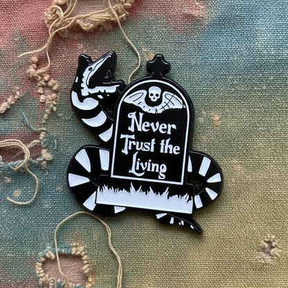 Never Trust the Living Lapel Pin – Beetle Tombstone Metal Badge, 2.1 × 2.6 cm