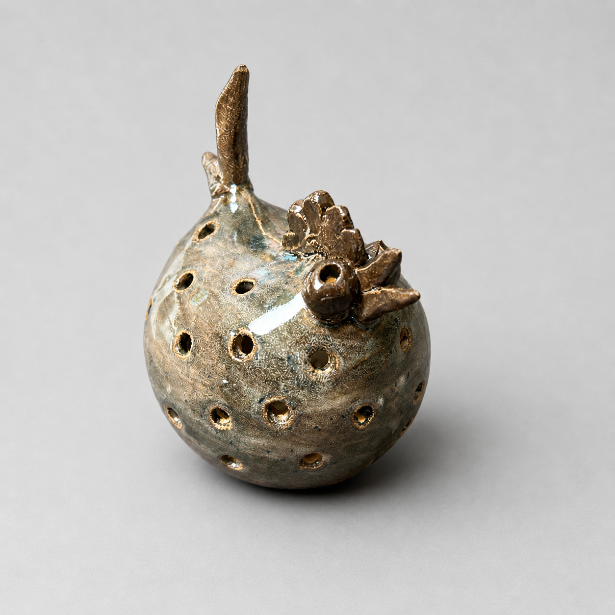 Perched Chicken Ceramic Figurine – Curious Farmyard Spirit, Ø7×10 cm