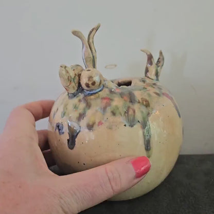 Curious Chicken Ceramic Sculpture – Speckled Charm Vessel, Ø13×11 cm