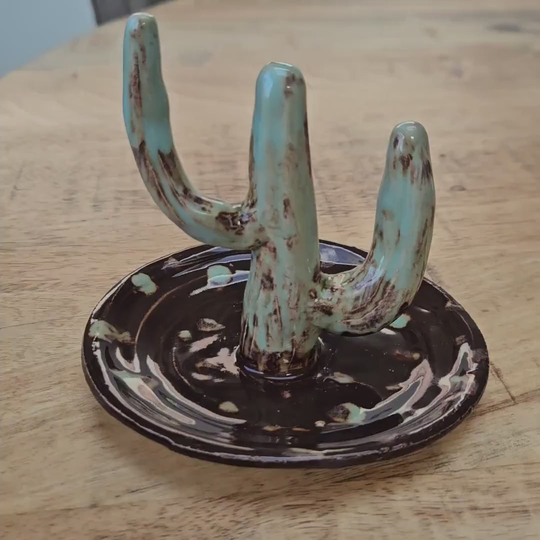 Desert Sentinel Ceramic Ring Keeper – Shrine of Adornments, Ø10×9 cm by Red Raven Pottery