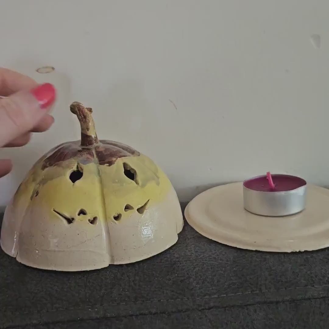 Harvest Pumpkin Tealight – Ceramic Halloween Lantern, Ø11×8 cm