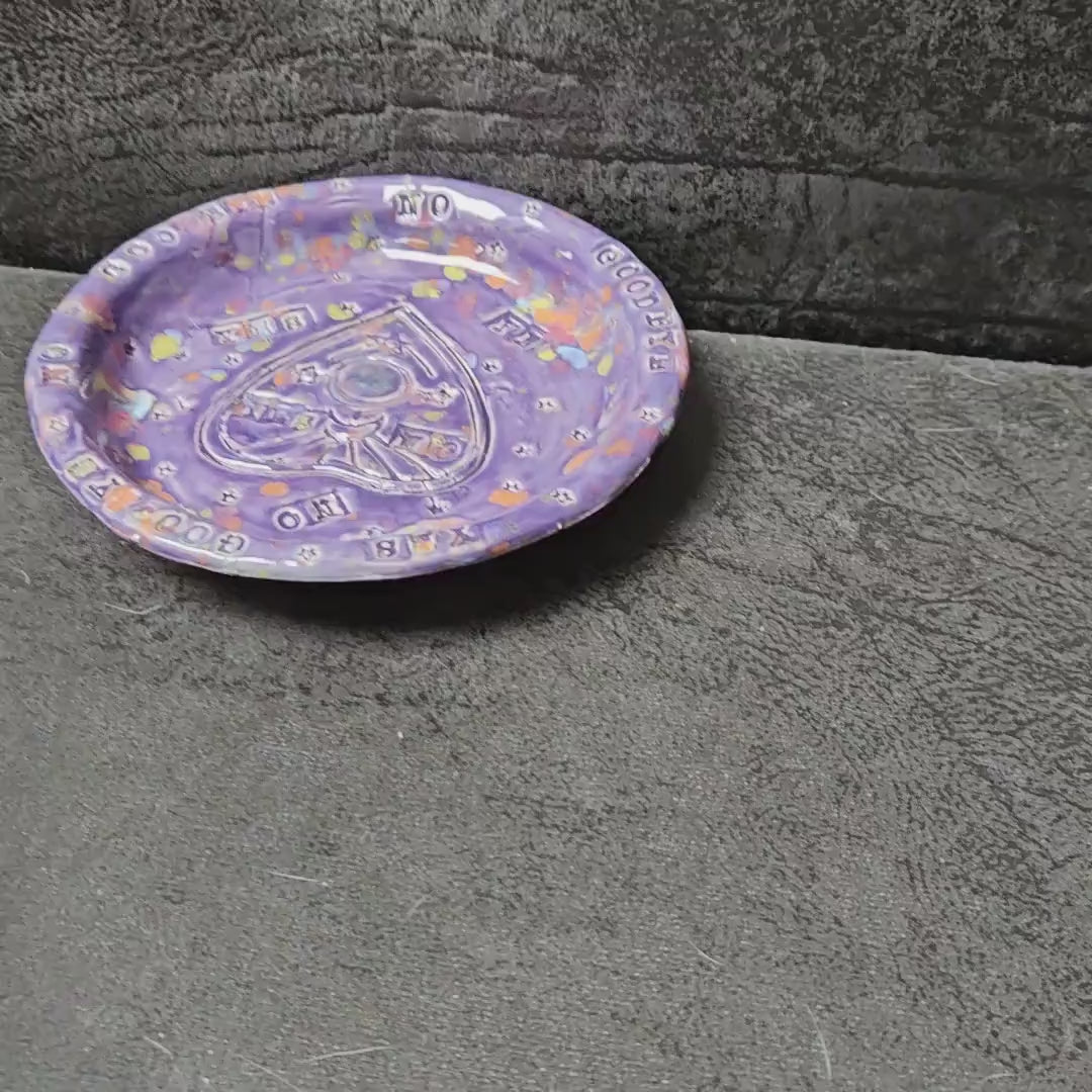 Spirit-Board Planchette Ceramic Plate – Gateway For Quiet Offerings, Ø16×3 cm by Red Raven Pottery