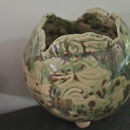 Hatching Sphere Ceramic Planter – Woodland Leaf-Touched Shell, Ø11×11 cm