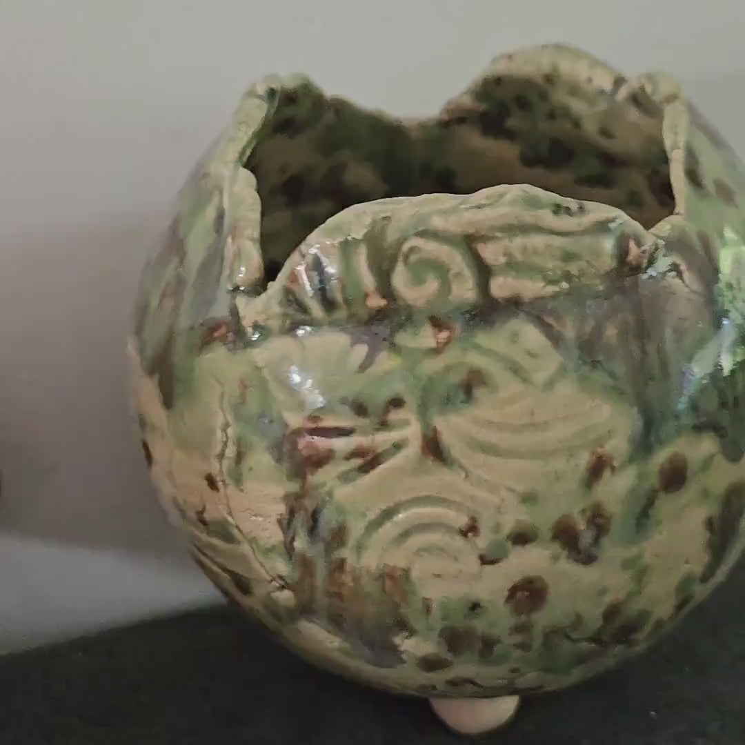 Hatching Sphere Ceramic Planter – Woodland Leaf-Touched Shell, Ø11×11 cm