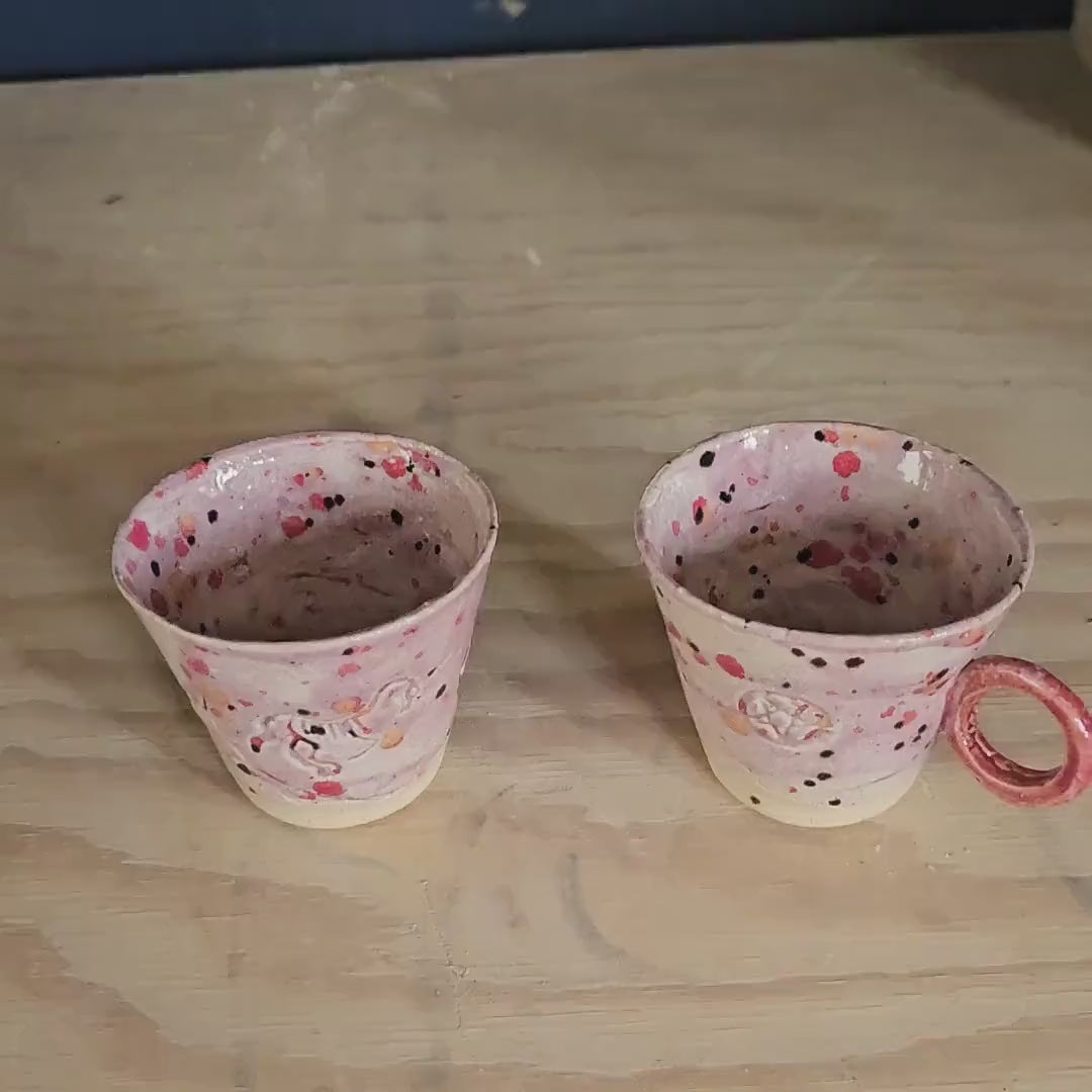2 espresso kopjes met skelet eenhoorn en pentagram