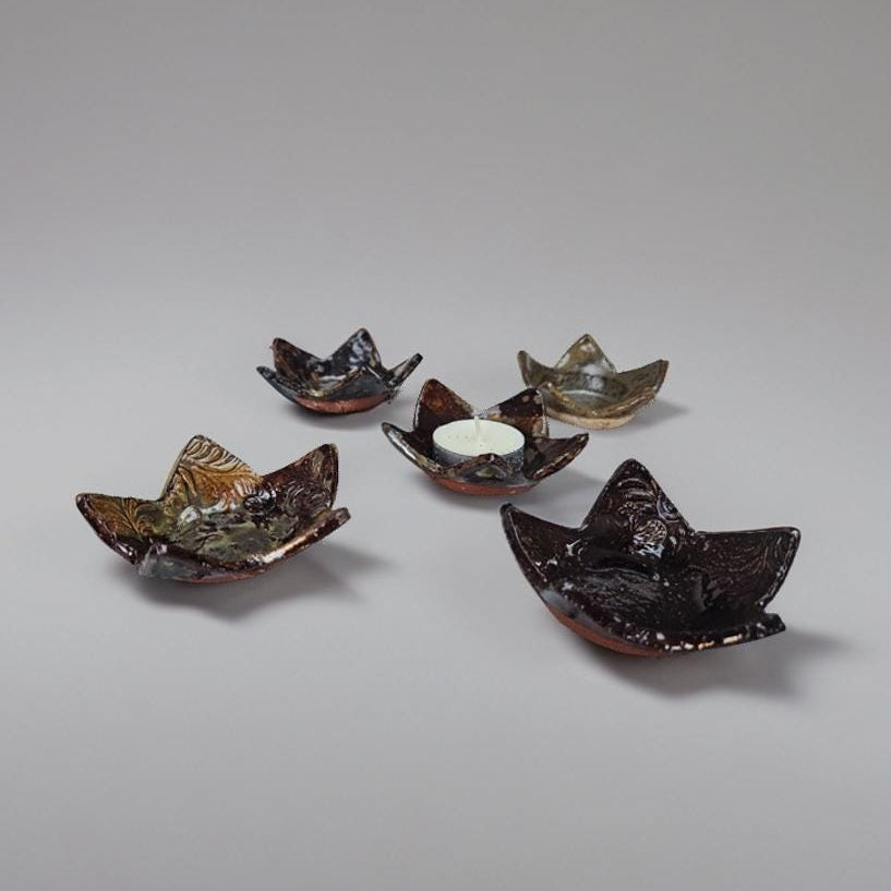 Quiet Christmas Star Ceramic Tealight Holder – Minimal Light Form, Ø8×2.5 cm by Red Raven Pottery