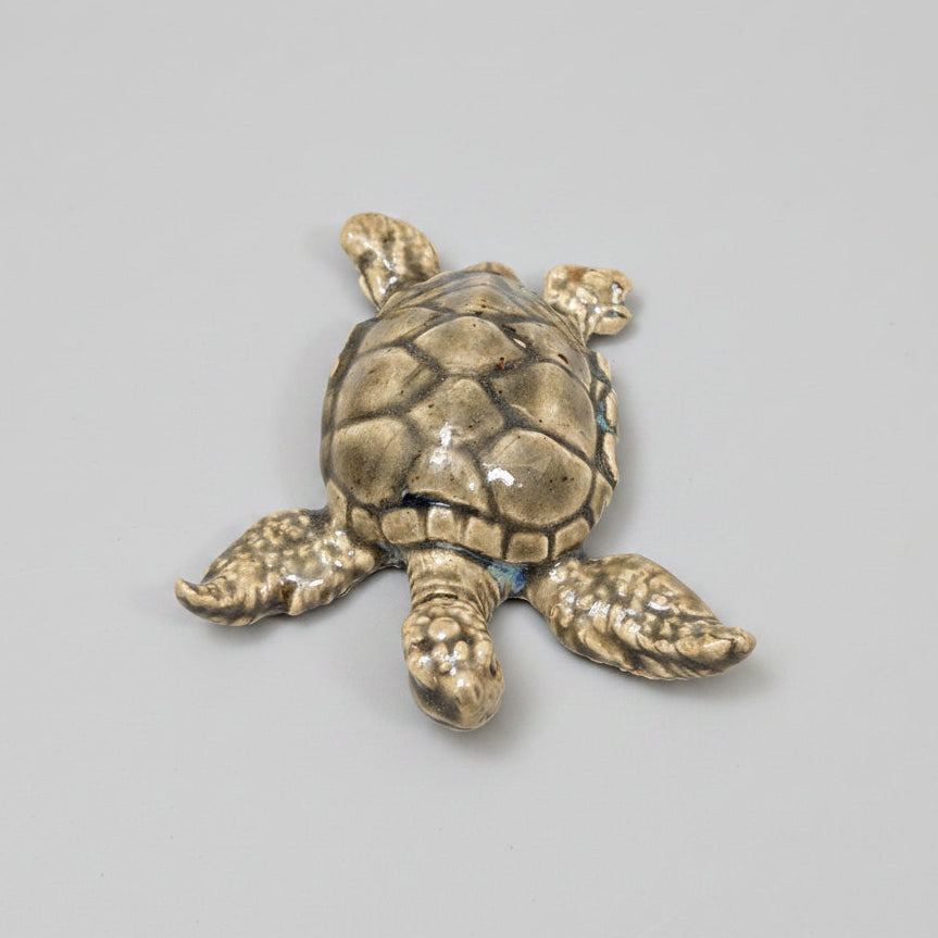 Sea Turtle Ceramic Figurine – Small Guardian Trinket, 5.5×5.5×1.5 cm by Red Raven Pottery