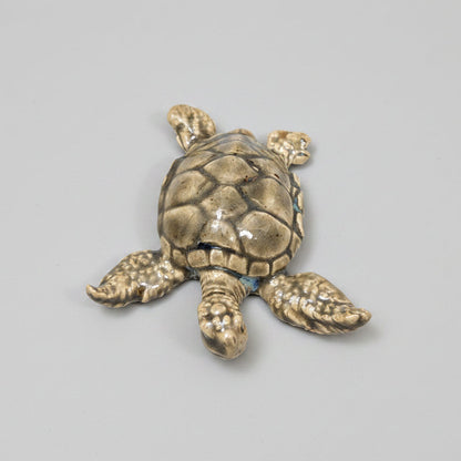Sea Turtle Ceramic Figurine – Small Guardian Trinket, 5.5×5.5×1.5 cm by Red Raven Pottery