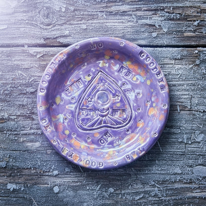 Spirit-Board Planchette Ceramic Plate – Gateway For Quiet Offerings, Ø16×3 cm by Red Raven Pottery