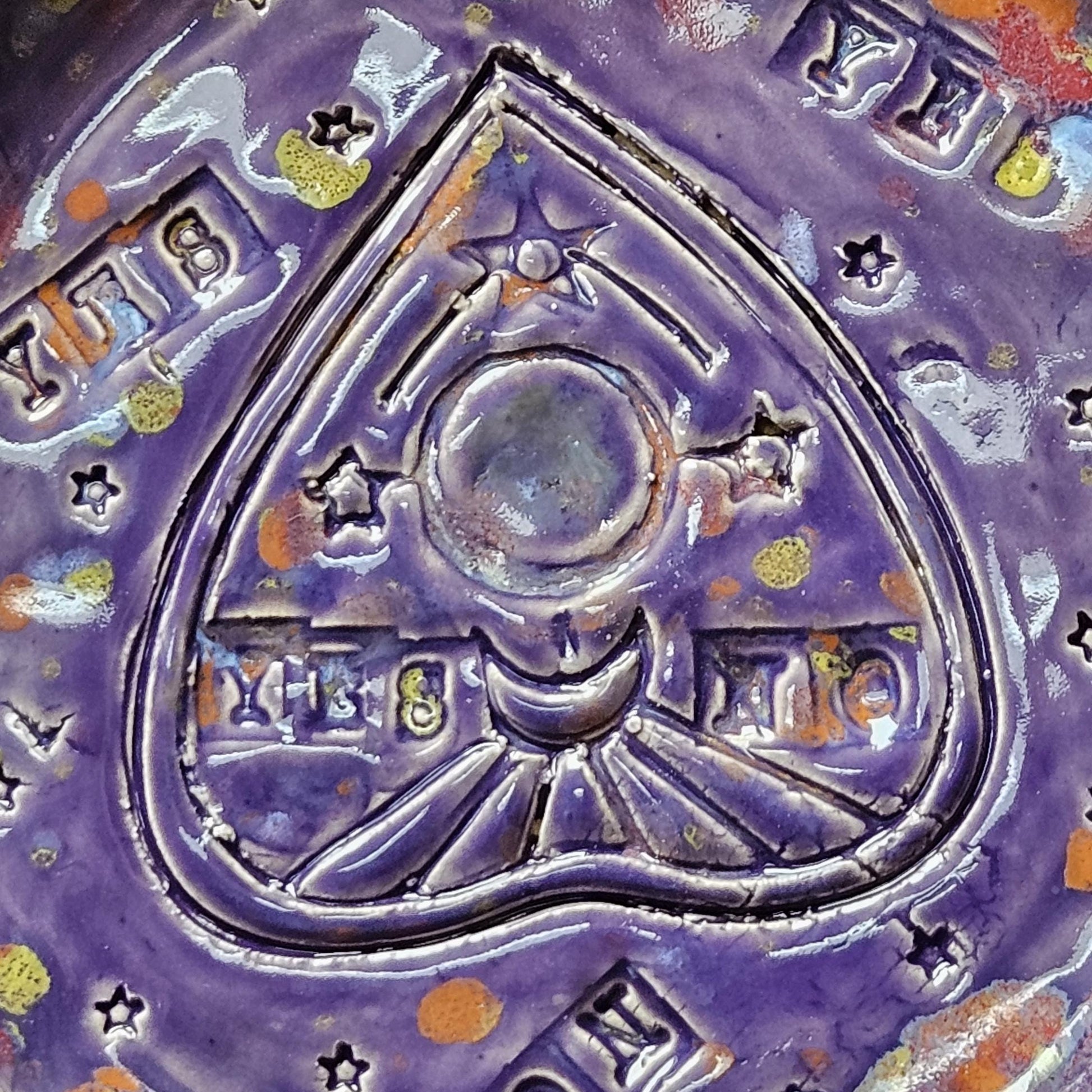 Spirit-Board Planchette Ceramic Plate – Gateway For Quiet Offerings, Ø16×3 cm by Red Raven Pottery