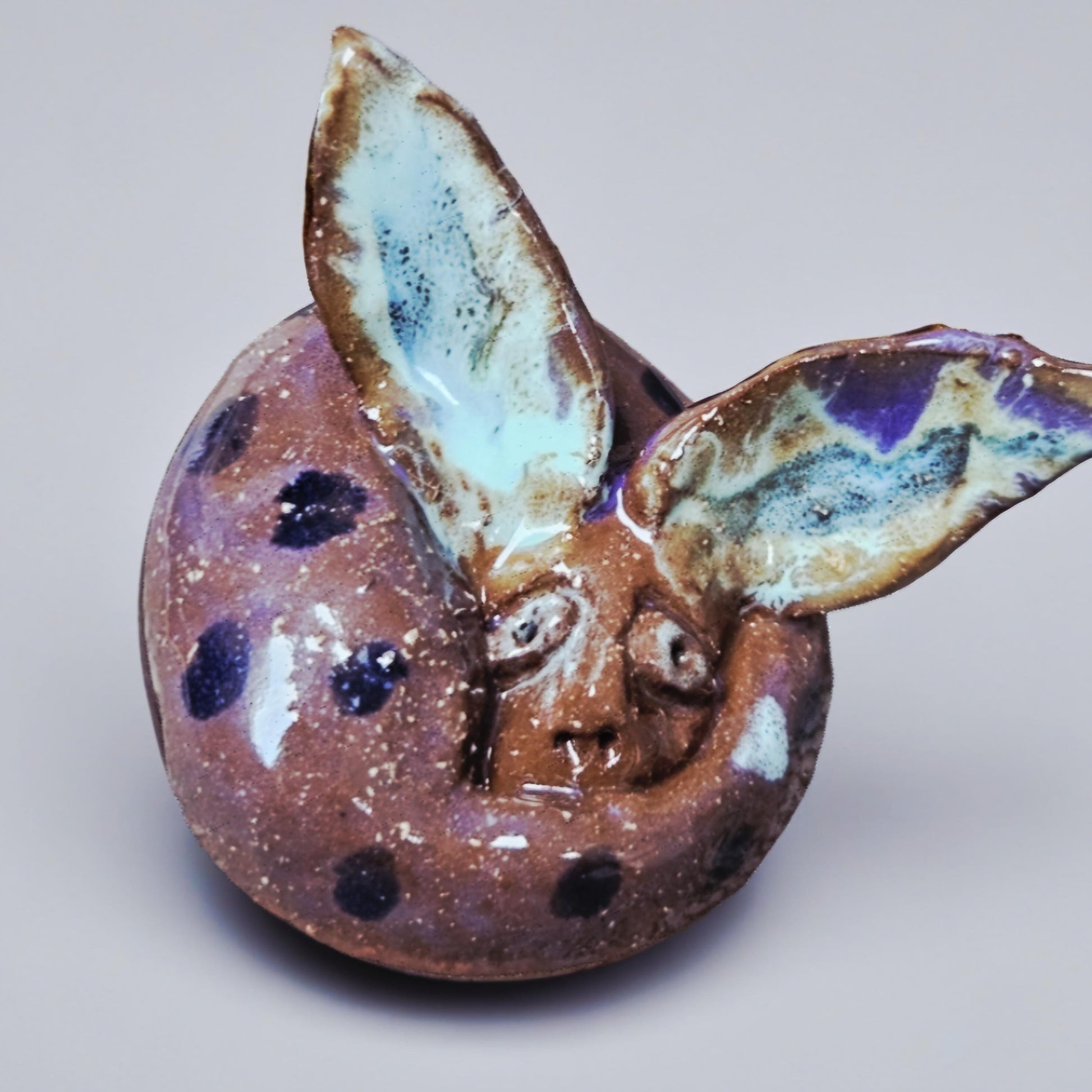 Stillnest Ceramic Fennec Sculpture – Quiet Desert Dream, Ø6×5 cm / Ø5×4.5 cm by Red Raven Pottery