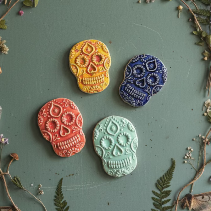 Sugar Skull Magnet – Day of the Dead Ceramic Ornament, 7.5×5 cm by Red Raven Pottery