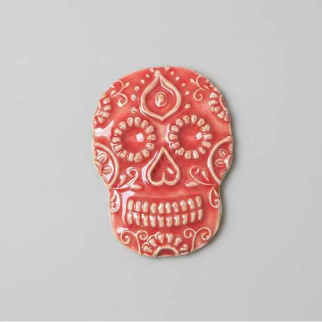 Sugar Skull Magnet – Day of the Dead Ceramic Ornament, 7.5×5 cm by Red Raven Pottery