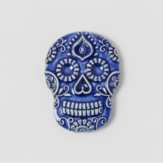 Sugar Skull Magnet – Day of the Dead Ceramic Ornament, 7.5×5 cm by Red Raven Pottery